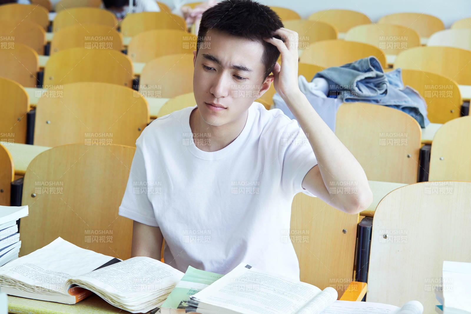 教室里努力看书学习备战高考的学生图片