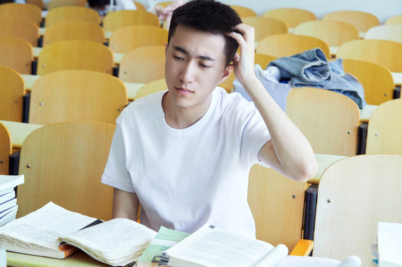 教室里努力看书学习备战高考的学生图片