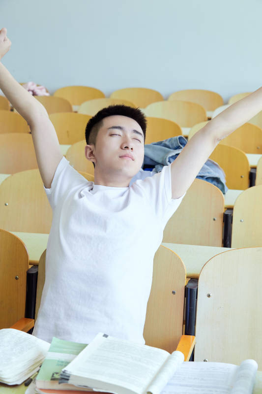 教室里努力看书学习备战高考的学生图片