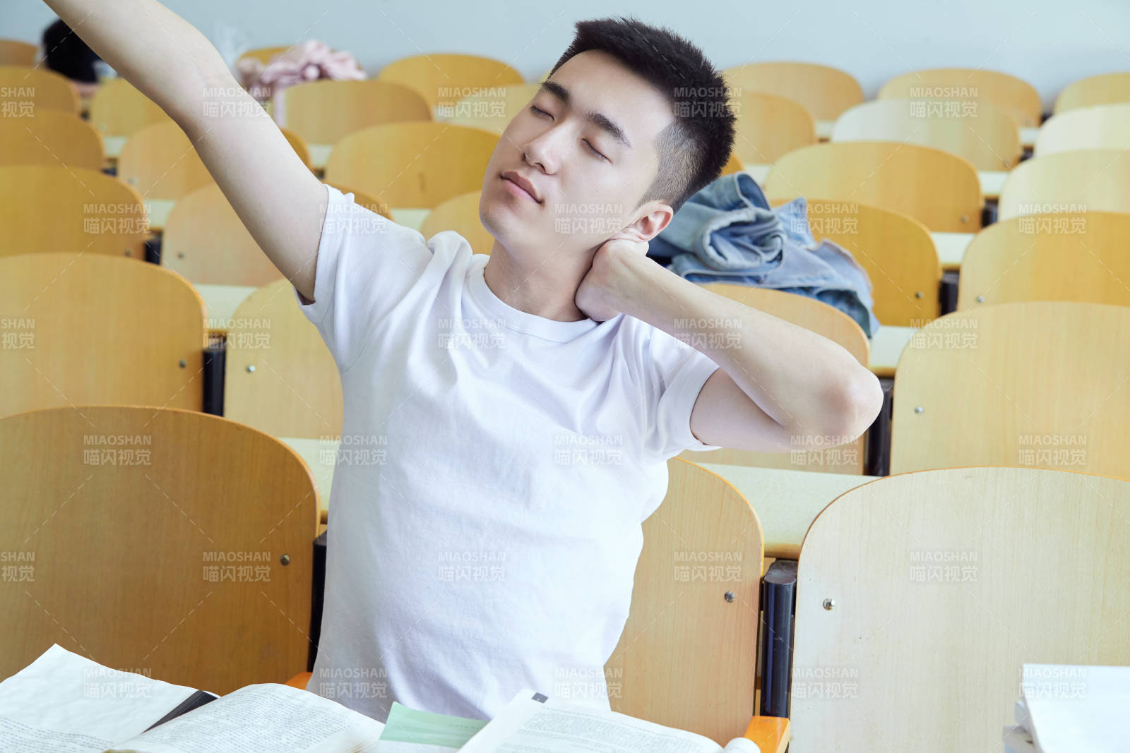 教室里努力看书学习备战高考的学生图片