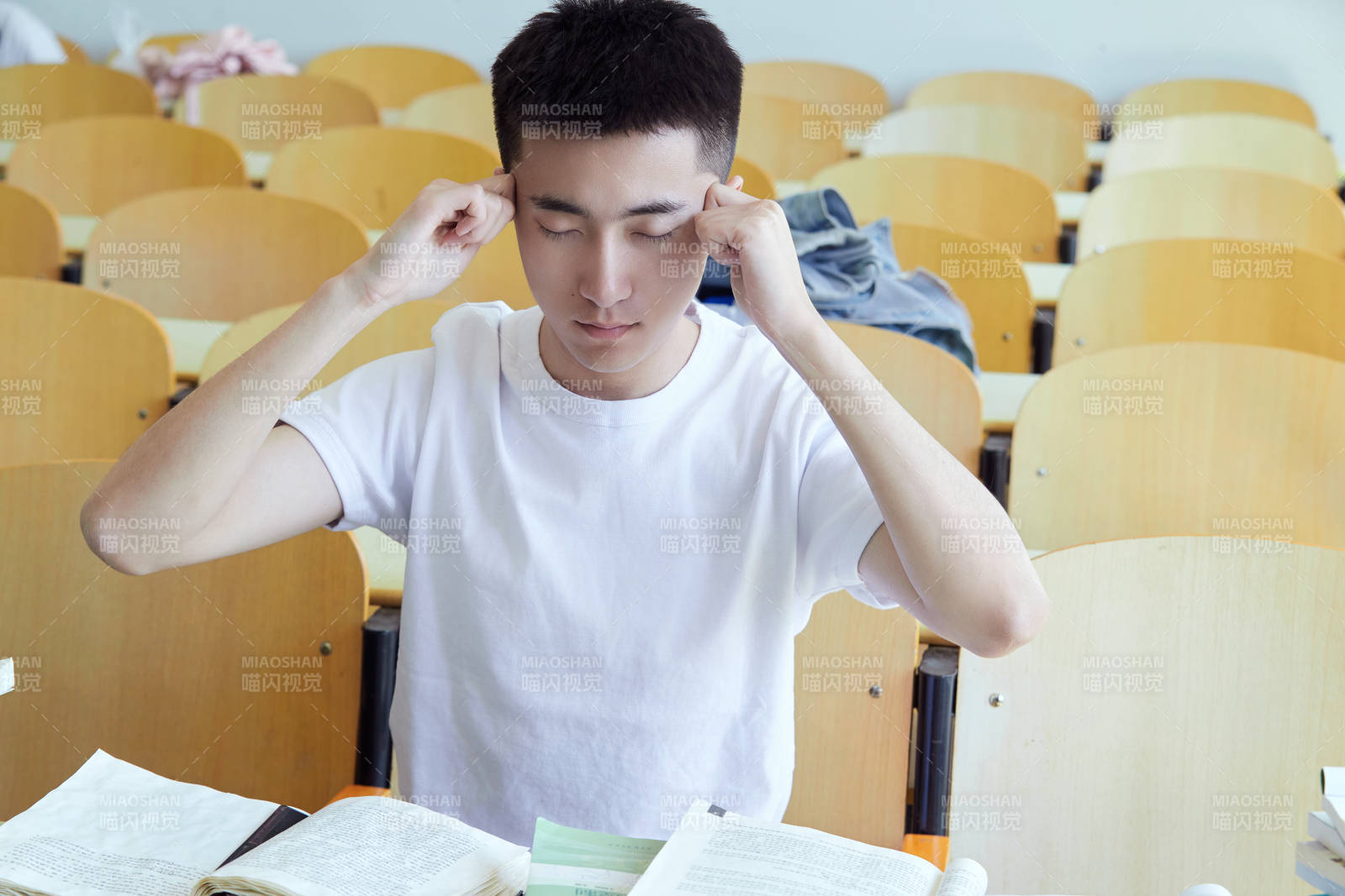 教室里努力看书学习备战高考的学生图片