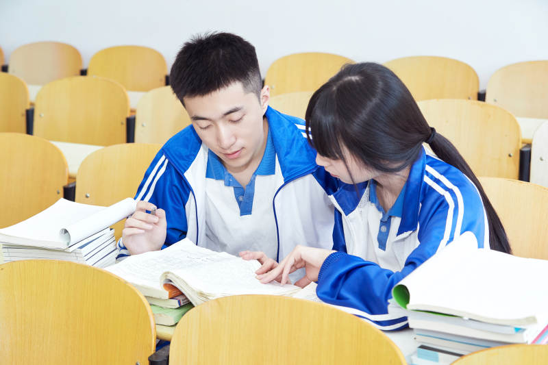 教室里努力看书学习备战高考的高中生图片