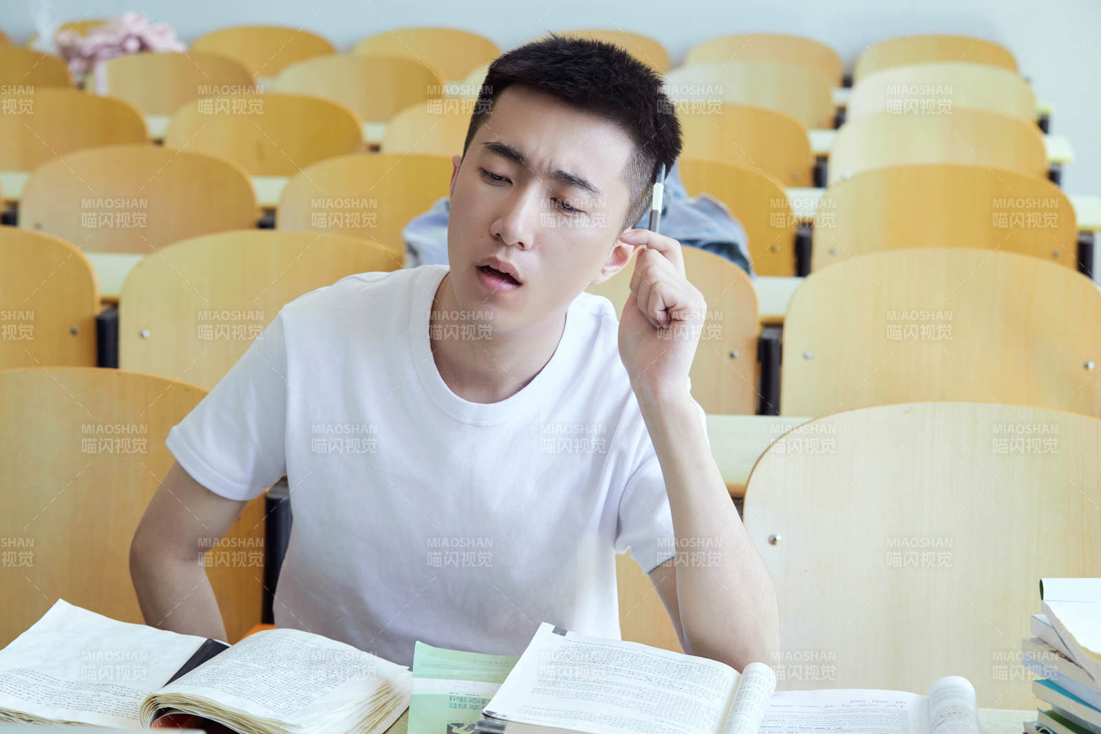 教室里努力看书学习备战高考的学生图片