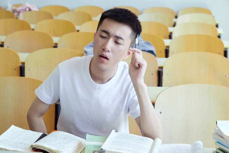 教室里努力看书学习备战高考的学生图片