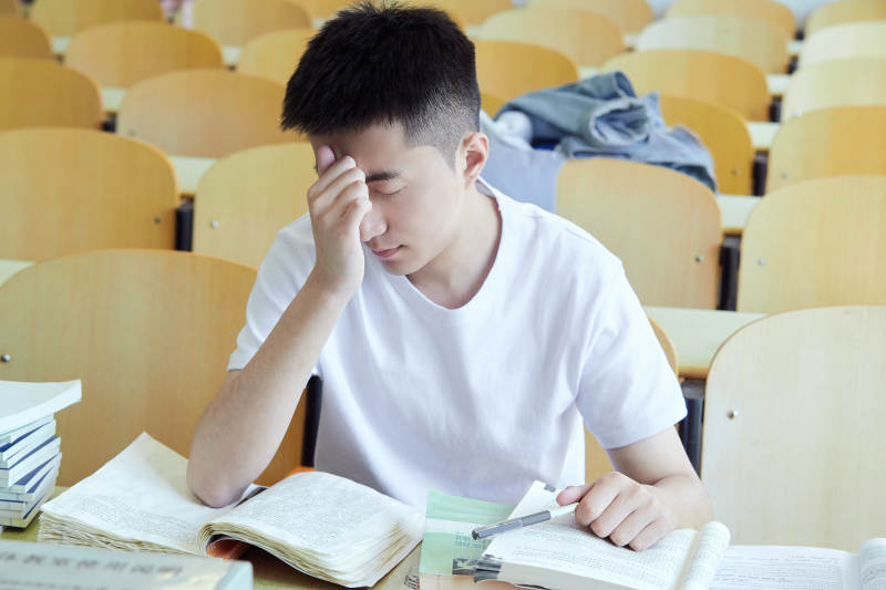 教室里努力看书学习备战高考的学生图片