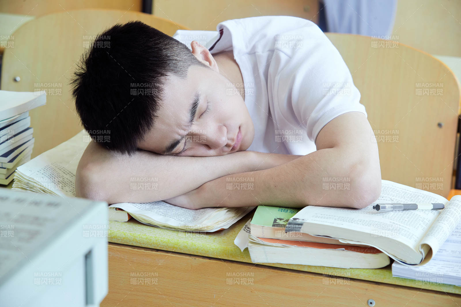 教室里努力看书学习备战高考的学生图片