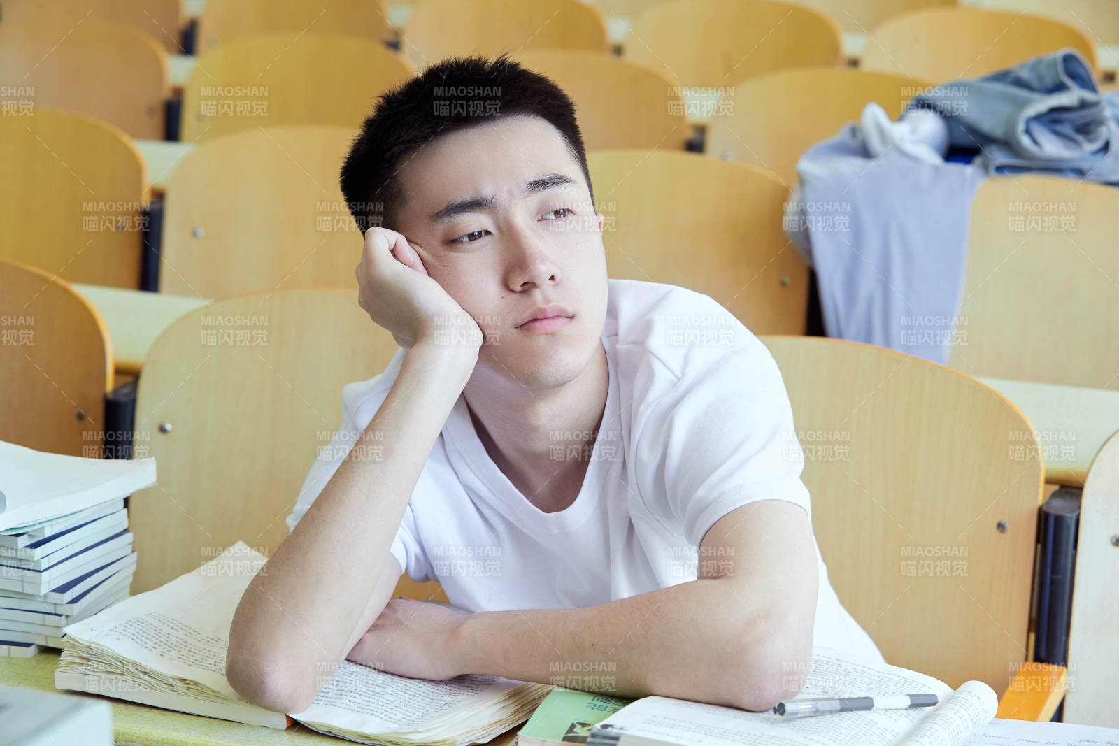 教室里努力看书学习备战高考的学生图片