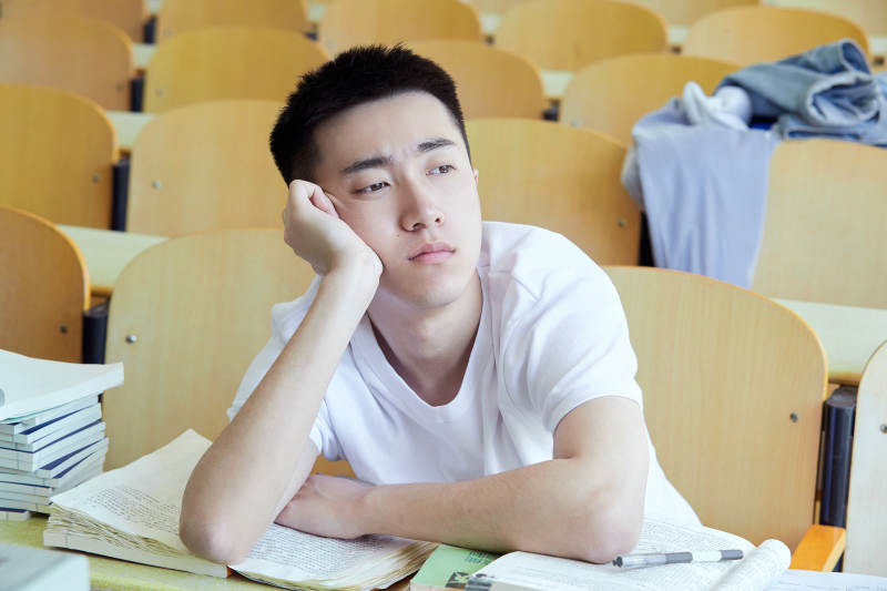 教室里努力看书学习备战高考的学生图片