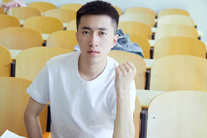 大学自习室相嬉戏玩闹青年情侣图片