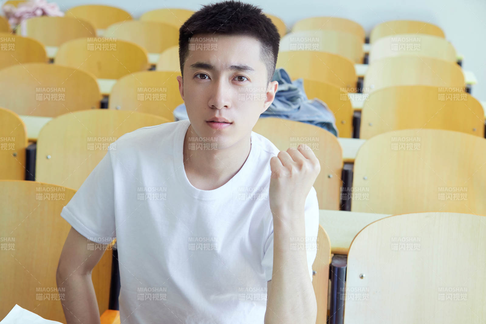 大学自习室相嬉戏玩闹青年情侣图片