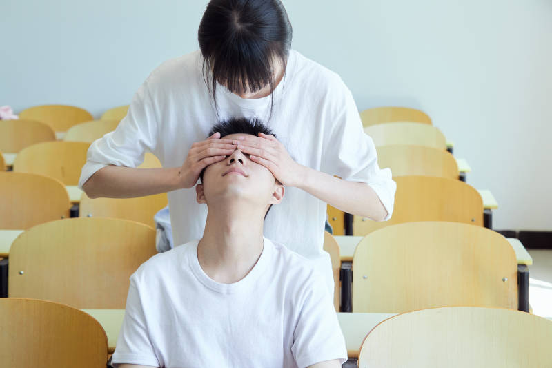 大学自习室相嬉戏玩闹青年情侣图片