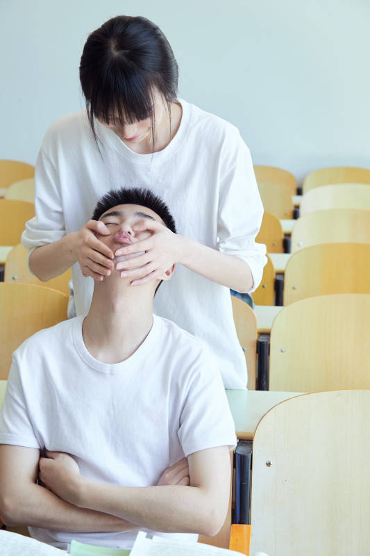 大学自习室相嬉戏玩闹青年情侣图片