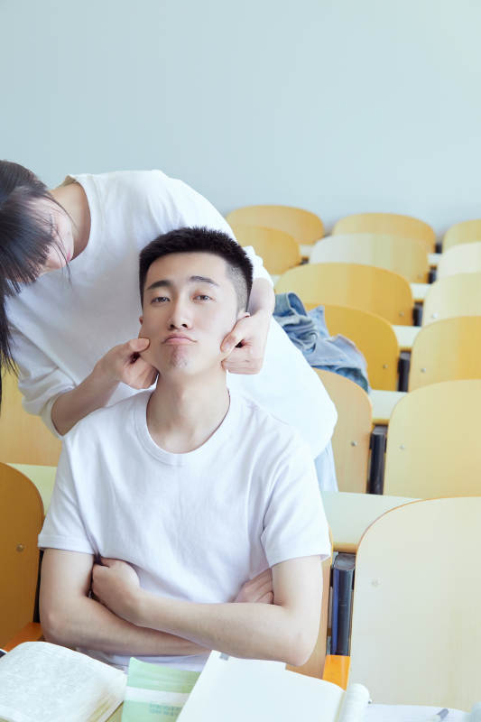 大学自习室相嬉戏玩闹青年情侣图片