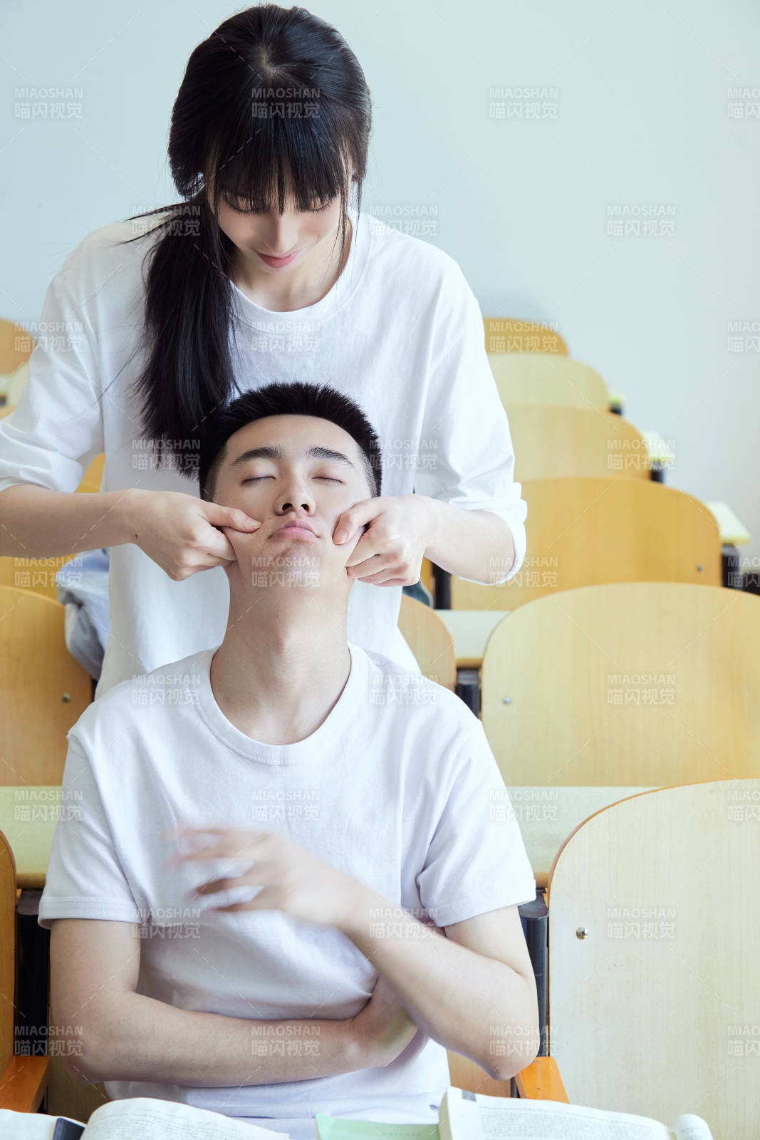 大学自习室相嬉戏玩闹青年情侣图片