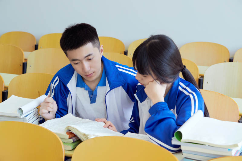 教室里努力看书学习备战高考的高中生图片