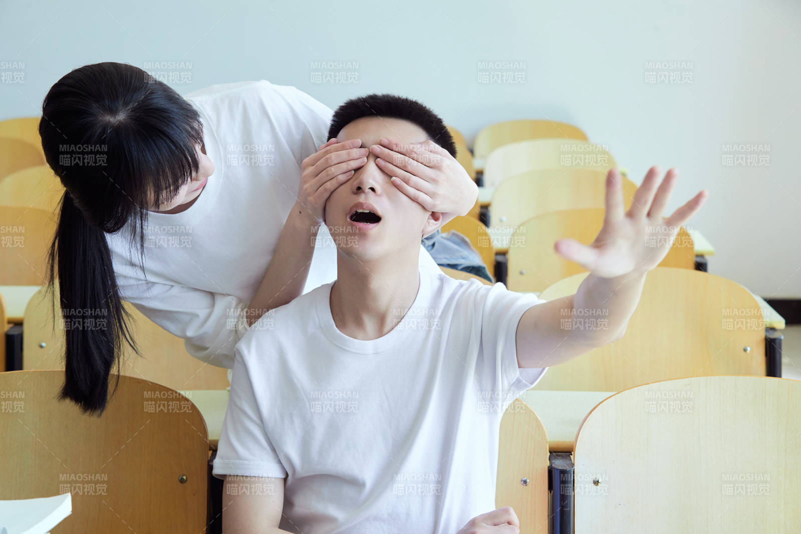 大学自习室相嬉戏玩闹青年情侣图片