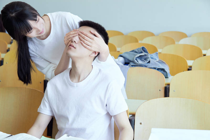 大学自习室相嬉戏玩闹青年情侣图片