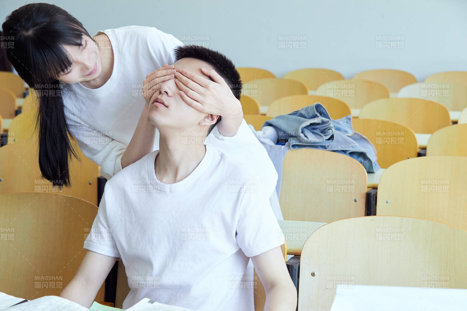 大学自习室相嬉戏玩闹青年情侣图片