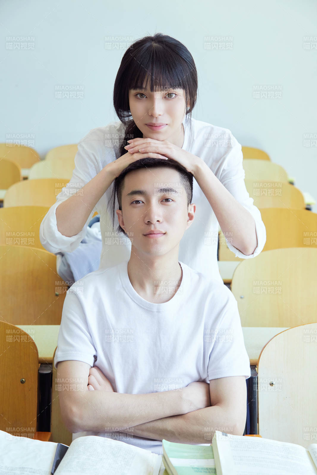 大学自习室相嬉戏玩闹青年情侣图片