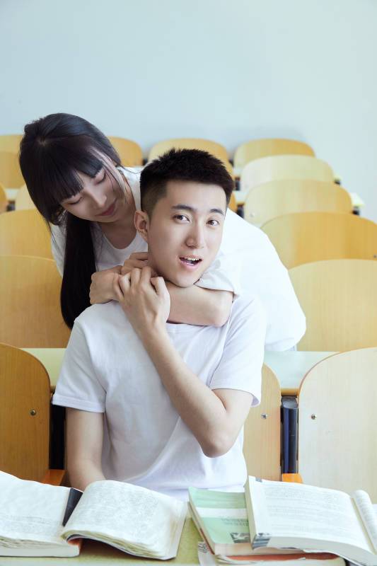大学自习室相嬉戏玩闹青年情侣图片