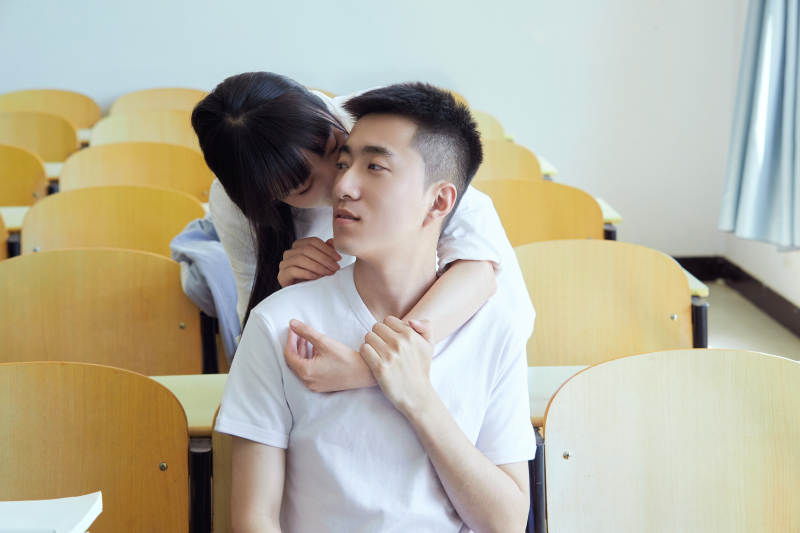 大学自习室相嬉戏玩闹青年情侣图片