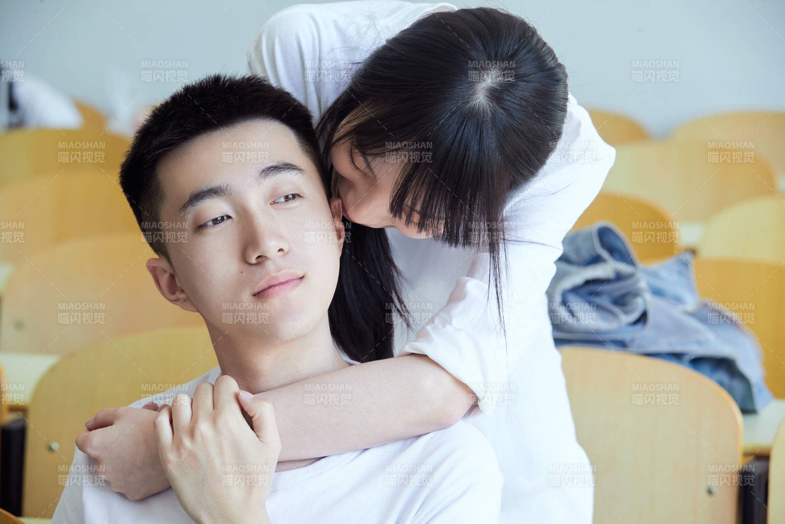 大学自习室相嬉戏玩闹青年情侣图片