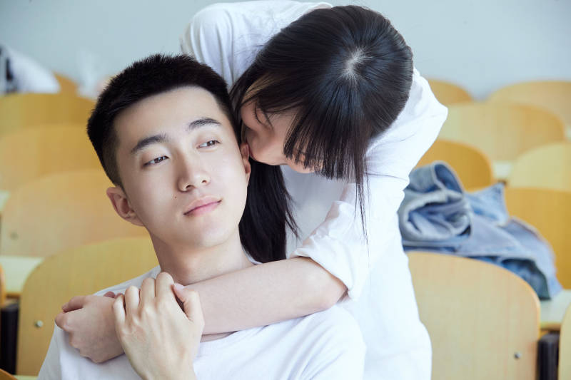 大学自习室相嬉戏玩闹青年情侣图片