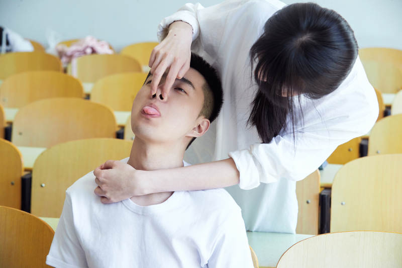 大学自习室相嬉戏玩闹青年情侣图片