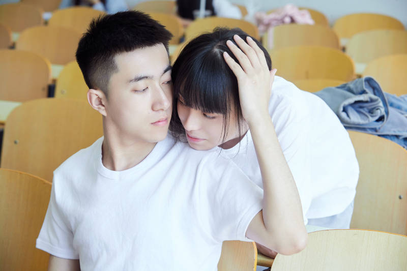 大学自习室相互依偎的青年情侣图片