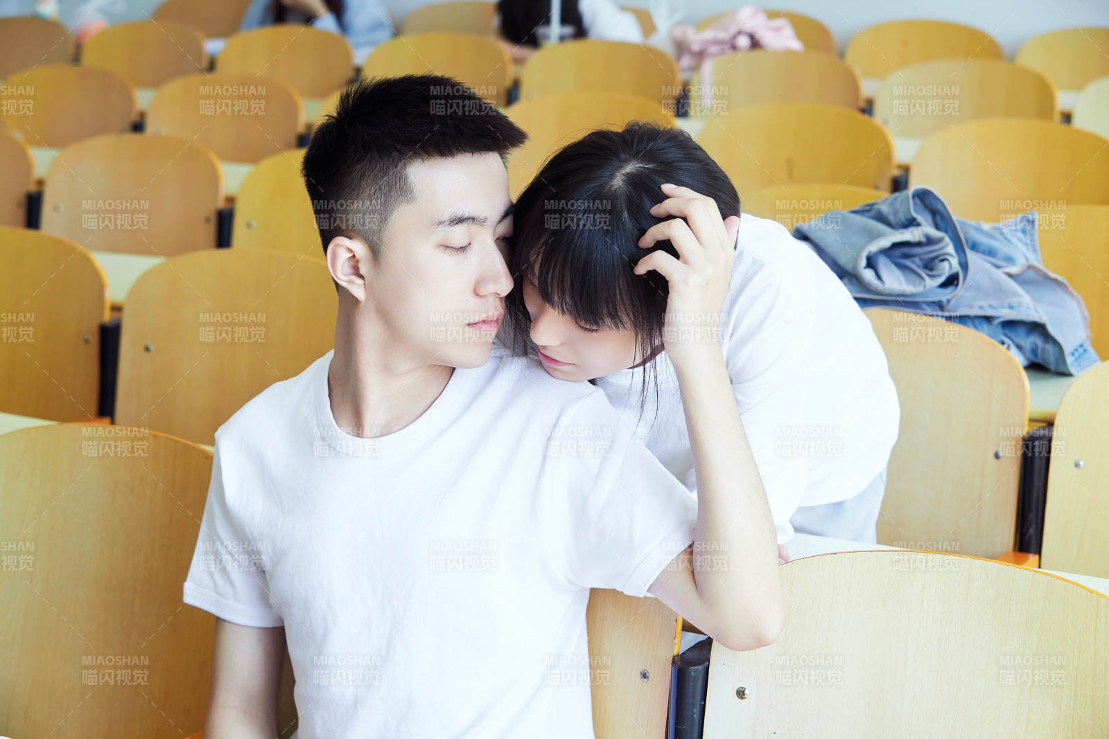 大学自习室相互依偎的青年情侣图片