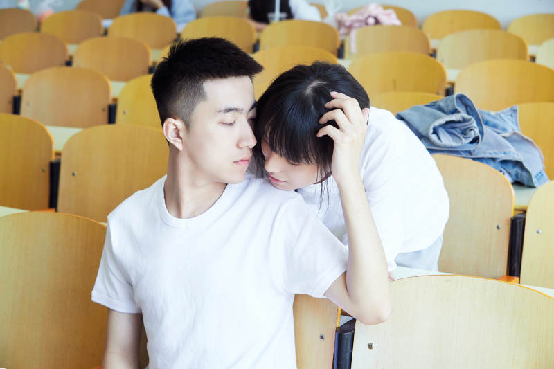 大学自习室相互依偎的青年情侣图片