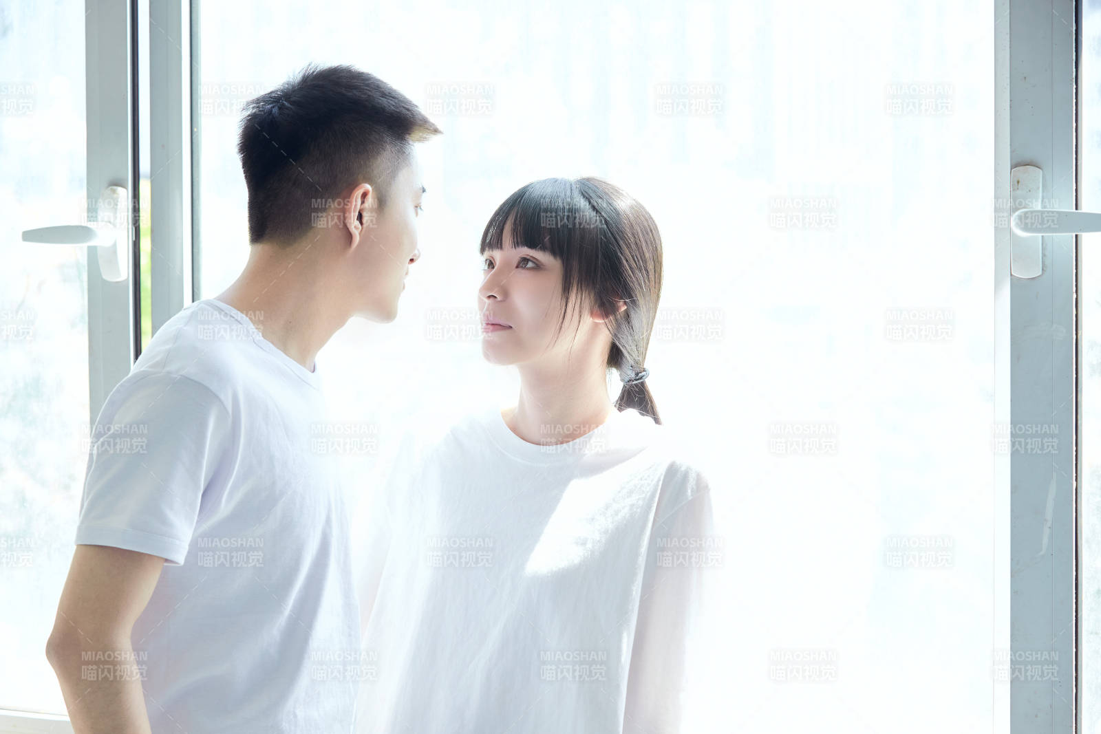 大学自习室相互依偎的青年情侣图片