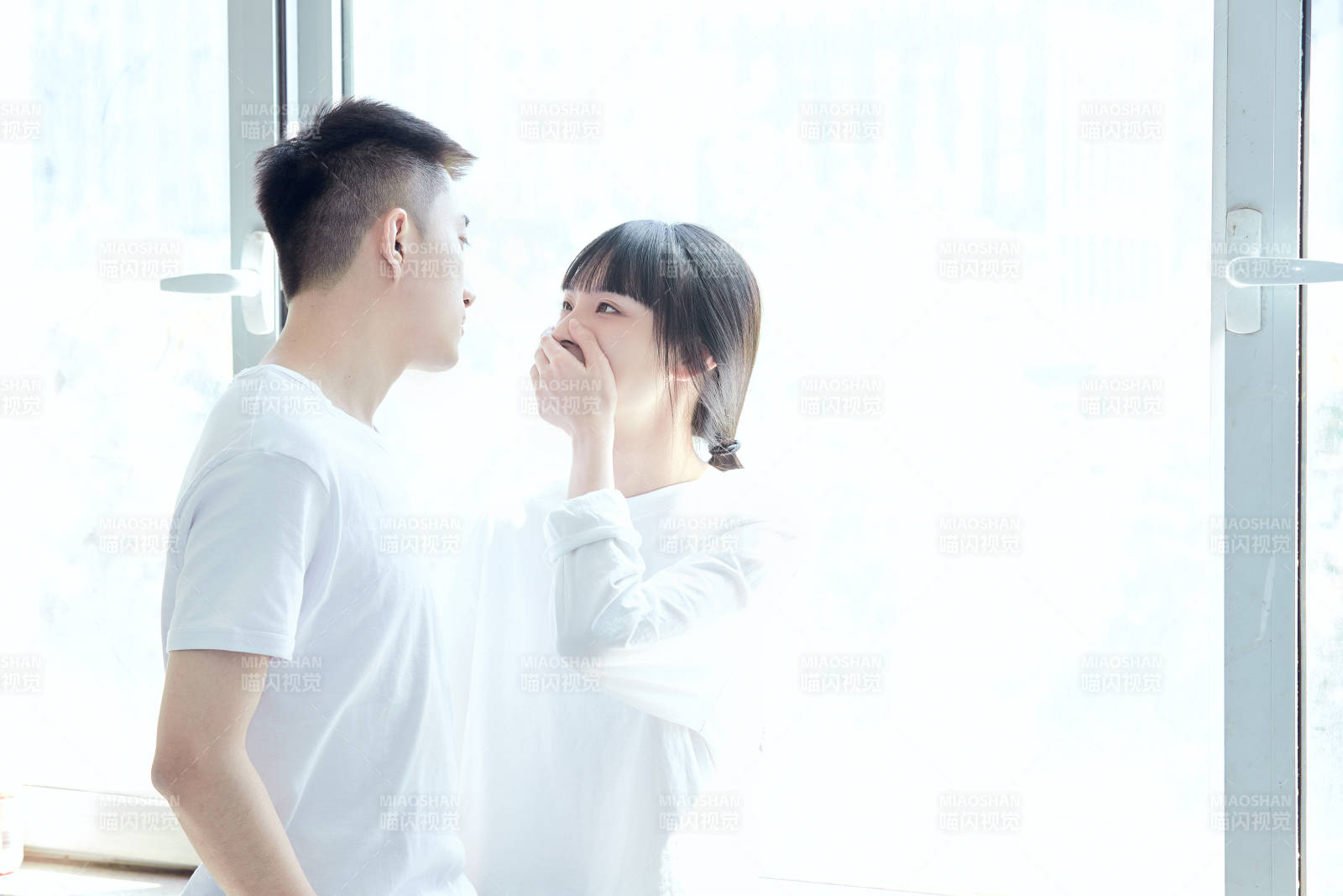 大学自习室相互依偎的青年情侣图片