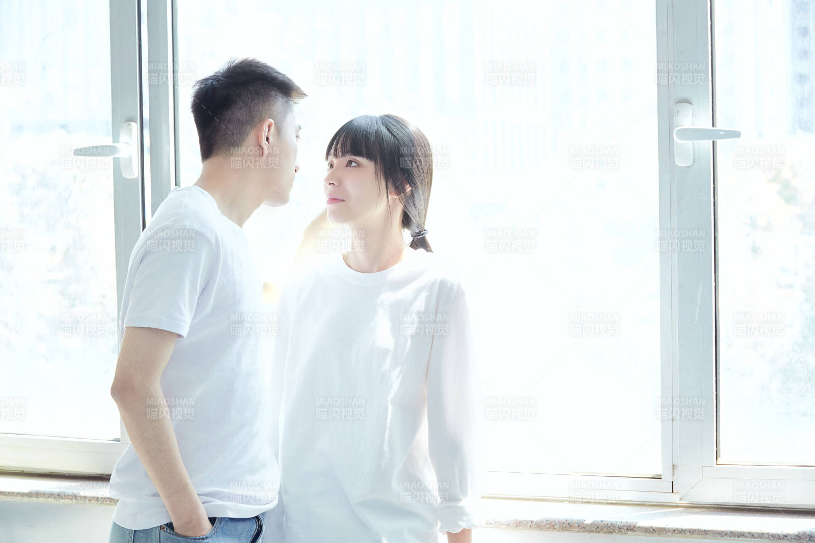 大学自习室相互依偎的青年情侣图片