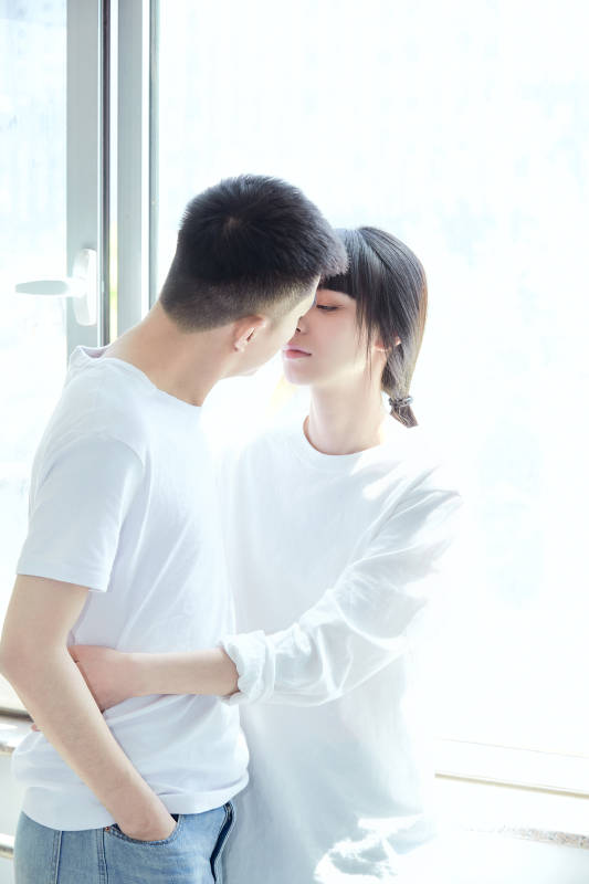 大学自习室相互依偎的青年情侣图片