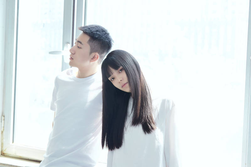 大学自习室相互依偎的青年情侣图片