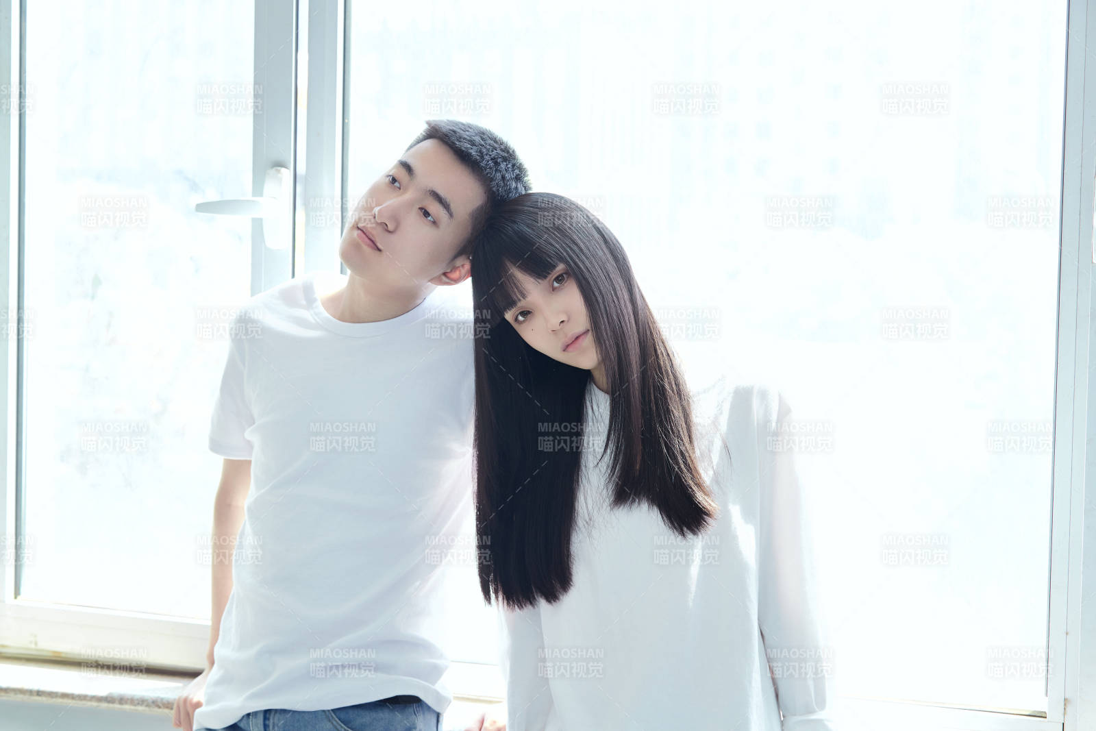 大学自习室相互依偎的青年情侣图片