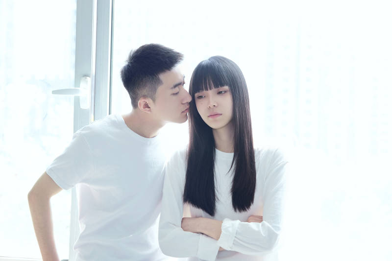 大学自习室相互依偎的青年情侣图片