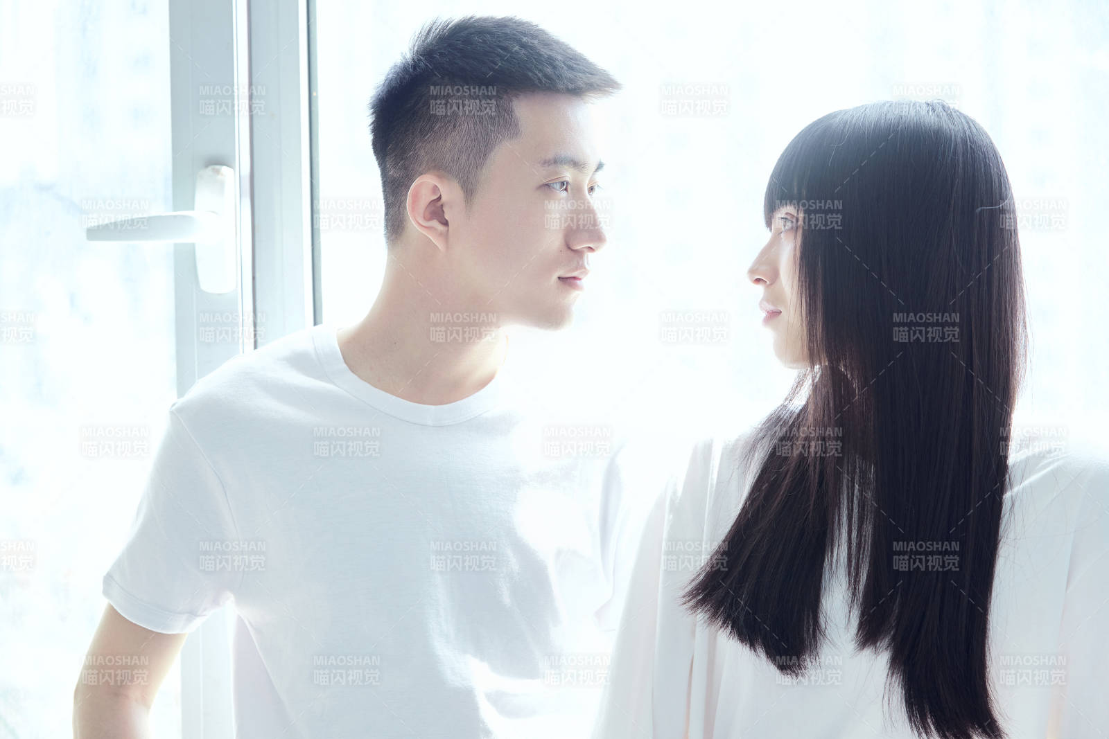 大学自习室相互依偎的青年情侣图片