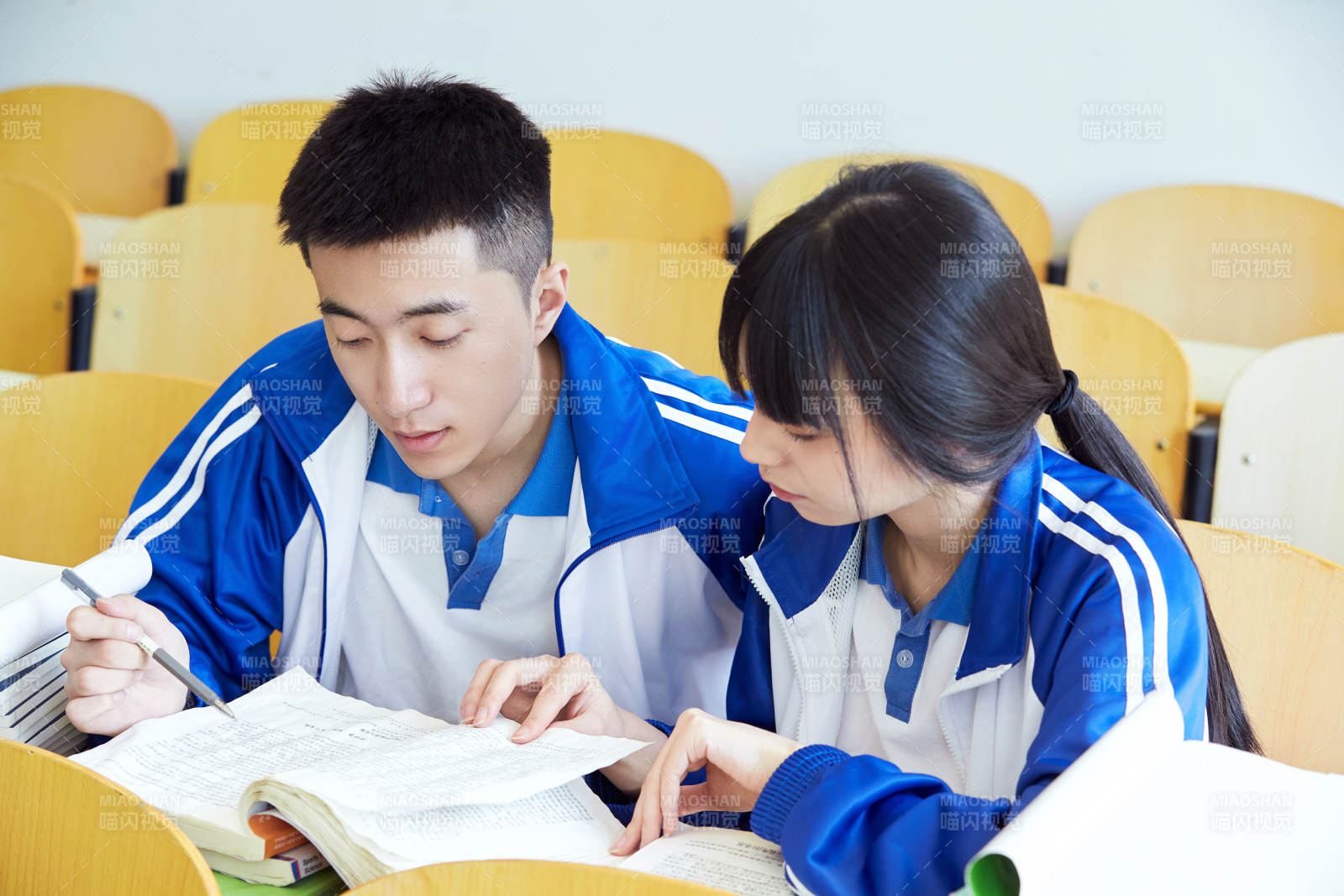 教室里努力看书学习备战高考的高中生图片