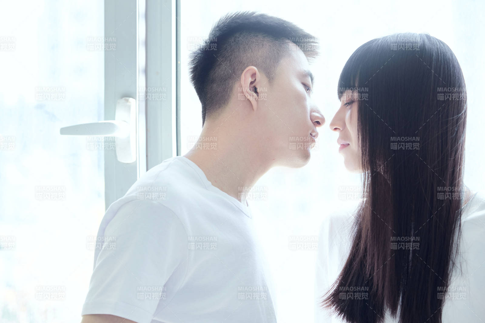 大学自习室相互依偎的青年情侣图片