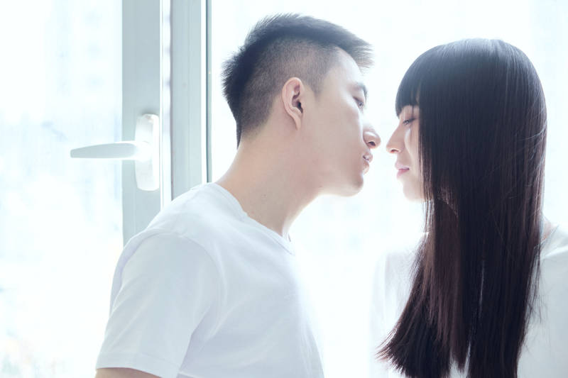 大学自习室相互依偎的青年情侣图片