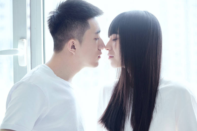 教室窗户旁的女大学生图片