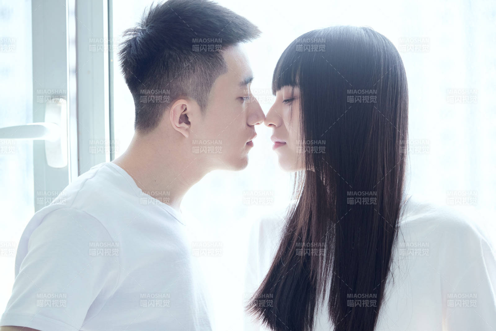 教室窗户旁的女大学生图片