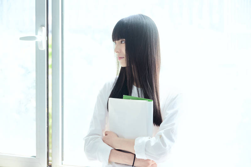 教室窗户旁的女大学生图片