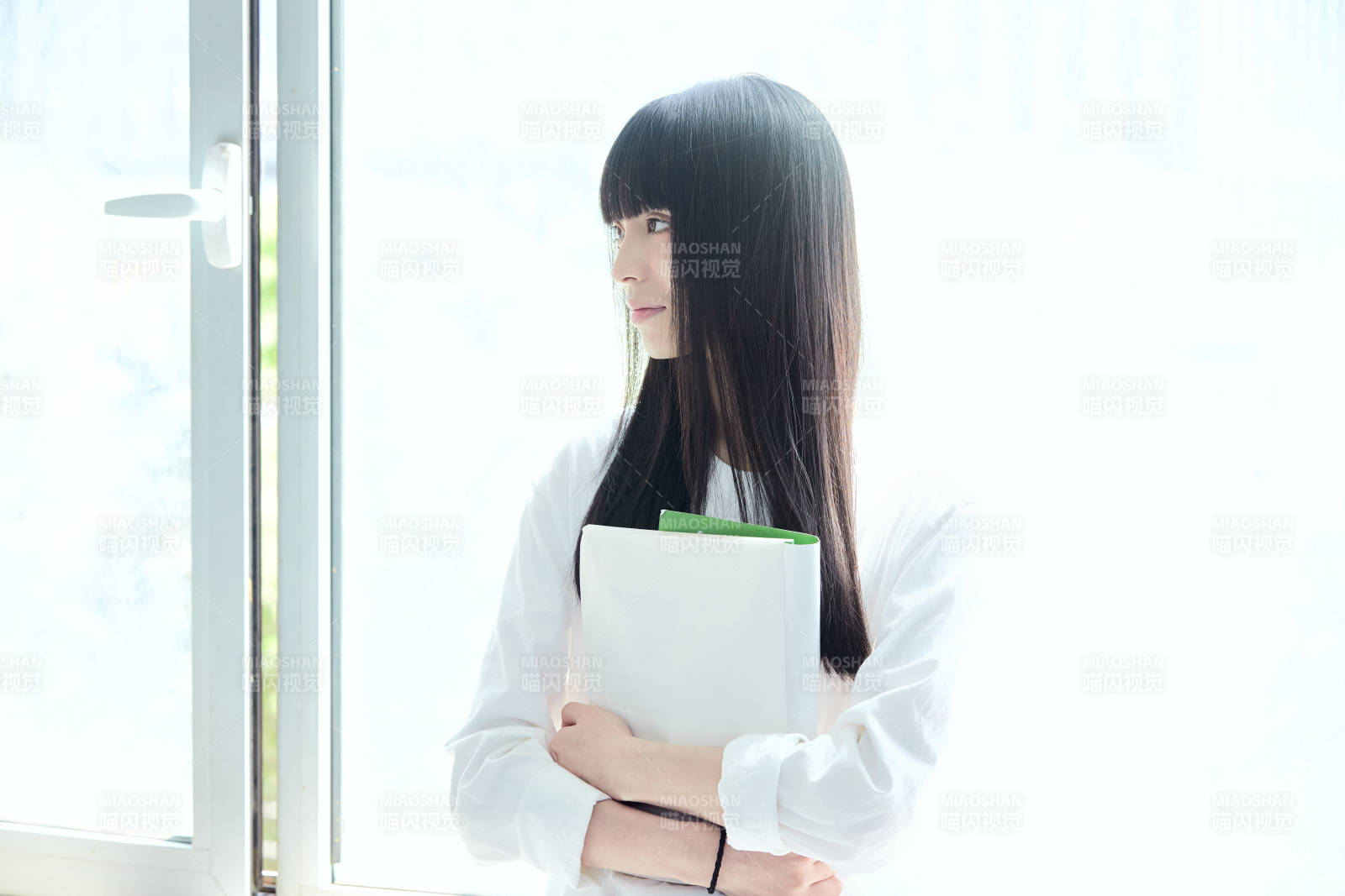 教室窗户旁的女大学生图片