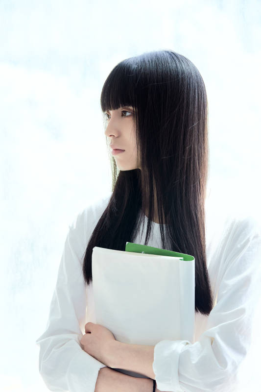 教室窗户旁的女大学生图片