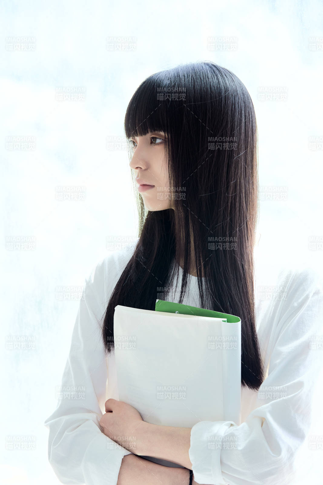 教室窗户旁的女大学生图片