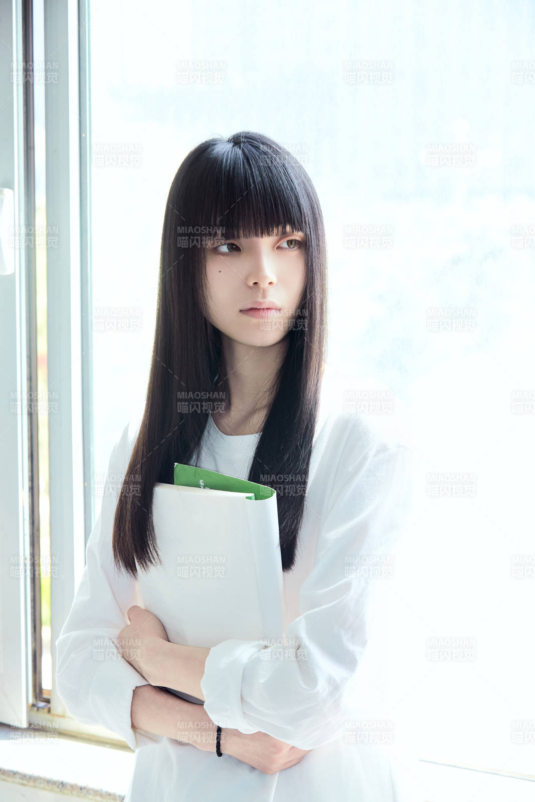 教室窗户旁的女大学生图片