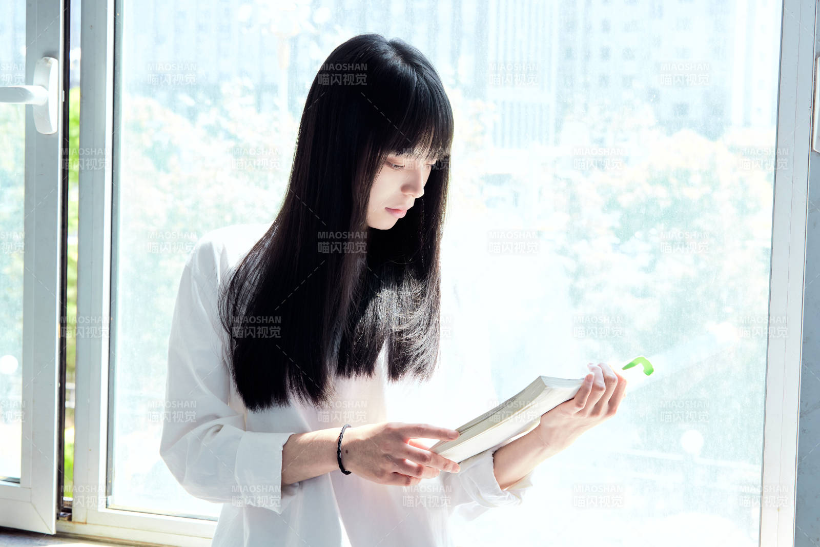 教室窗户旁的女大学生图片